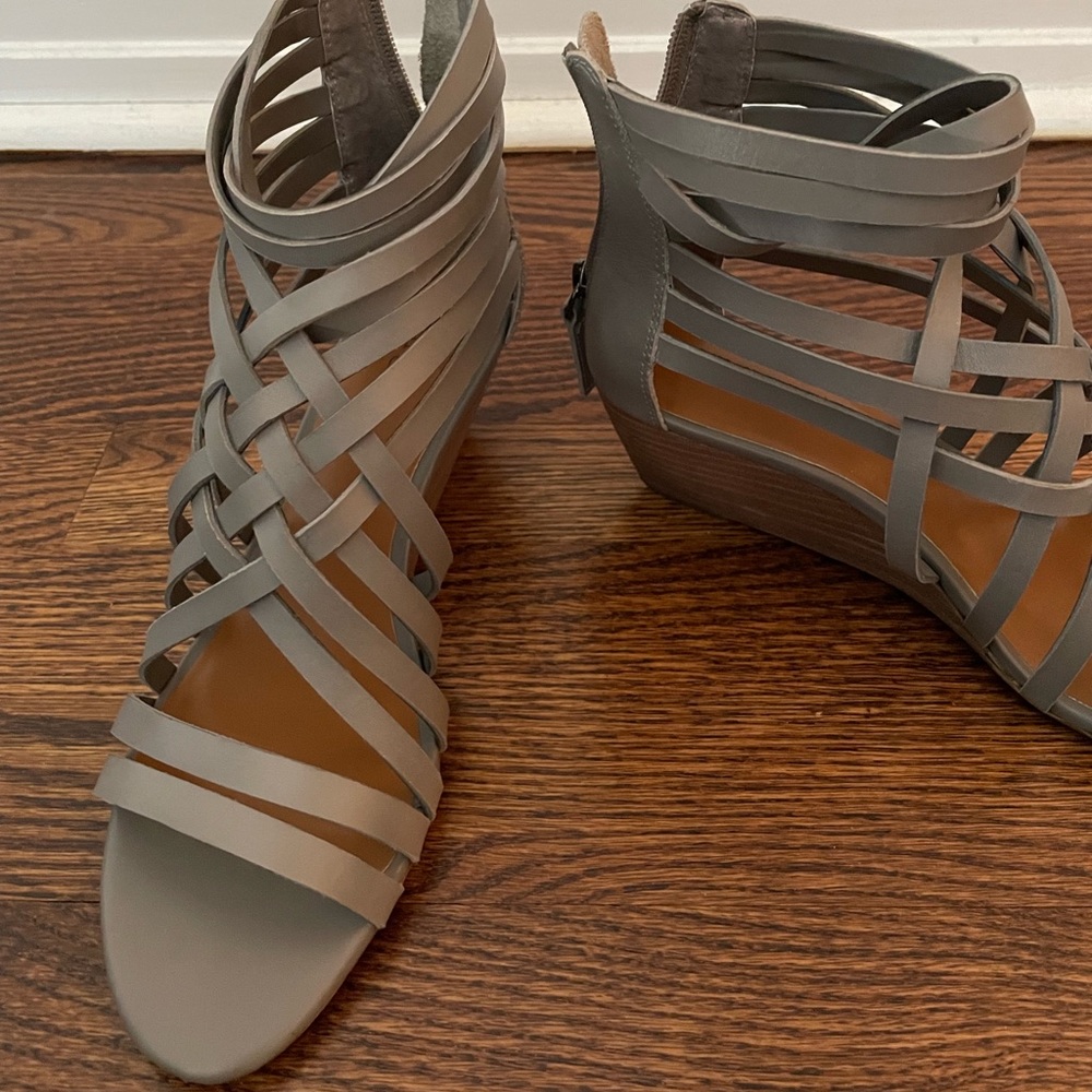 Grey wedges